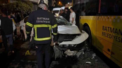 Batman’da sürücüsünün direksiyon hakimiyetini kaybettiği otomobilin belediye otobüsüne çarpması sonucu