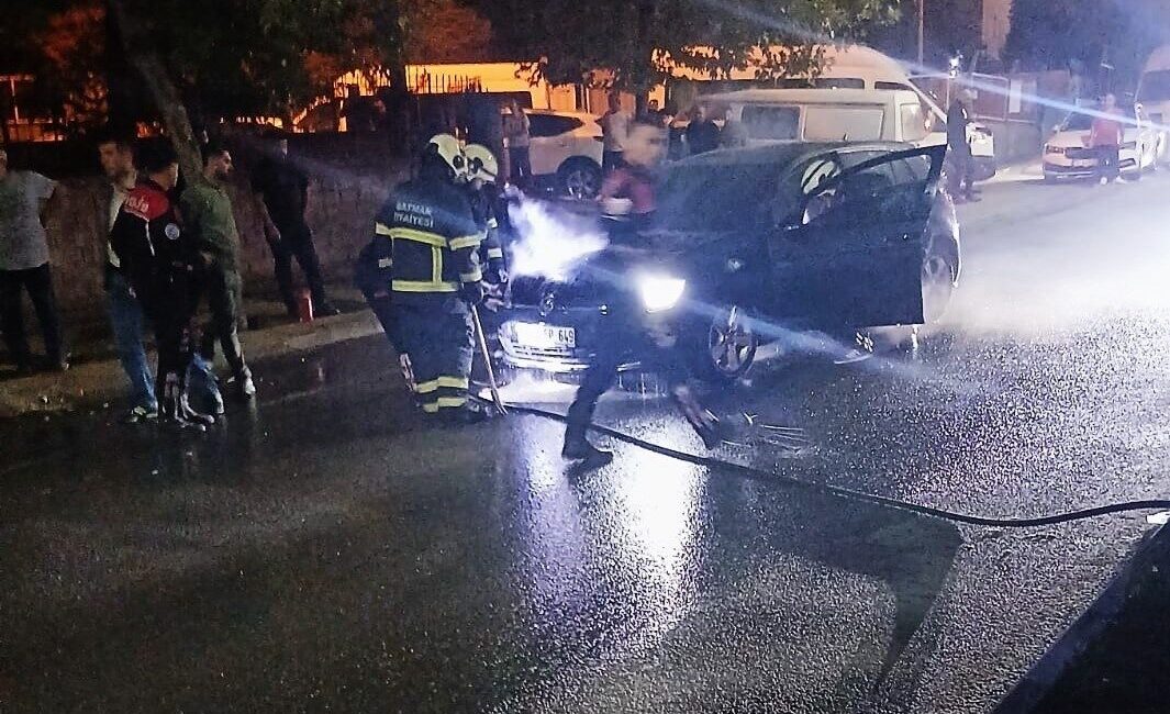 Batman’da seyir halindeyken alev alan otomobil, itfaiye ekiplerince söndürüldü. Yangında