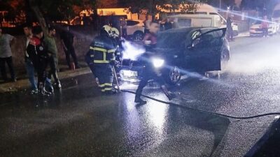Batman’da seyir halindeyken alev alan otomobil, itfaiye ekiplerince söndürüldü. Yangında