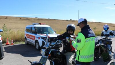Bayburt’ta, motosiklet ve motorlu bisiklet sürücülerine dönük trafik denetimi düzenlendi