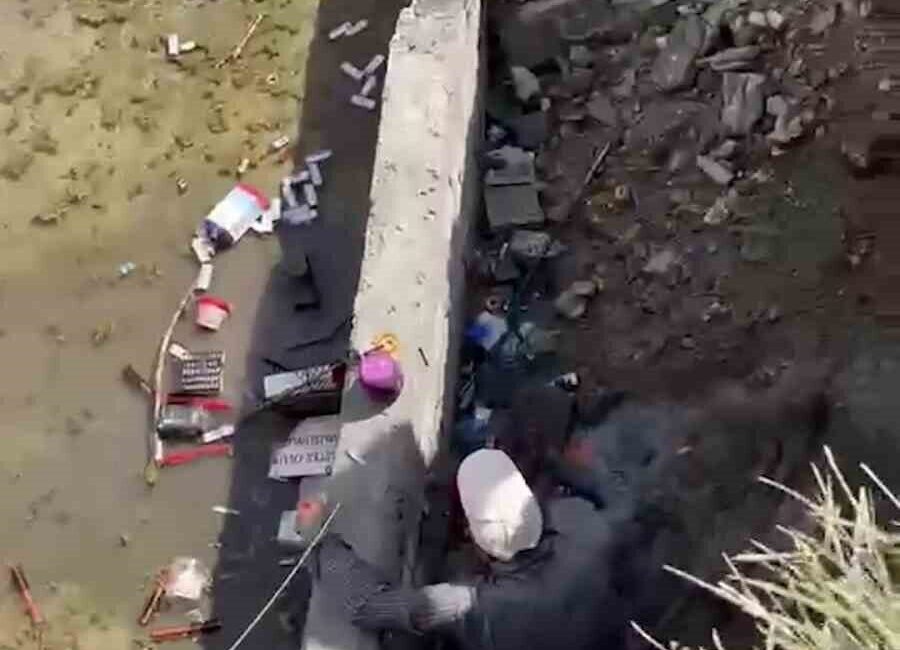 Hatay’da, kaldırımı işgal eden ve güvenlik önlemi alınmayan bir inşaatın