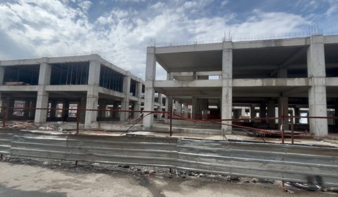 Erzincan Belediyesi’nin finanse ettiği Merkez Çarşısı inşaatında çalışırken yüksekten düşen