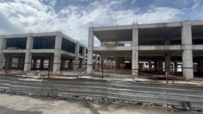 Erzincan Belediyesi’nin finanse ettiği Merkez Çarşısı inşaatında çalışırken yüksekten düşen