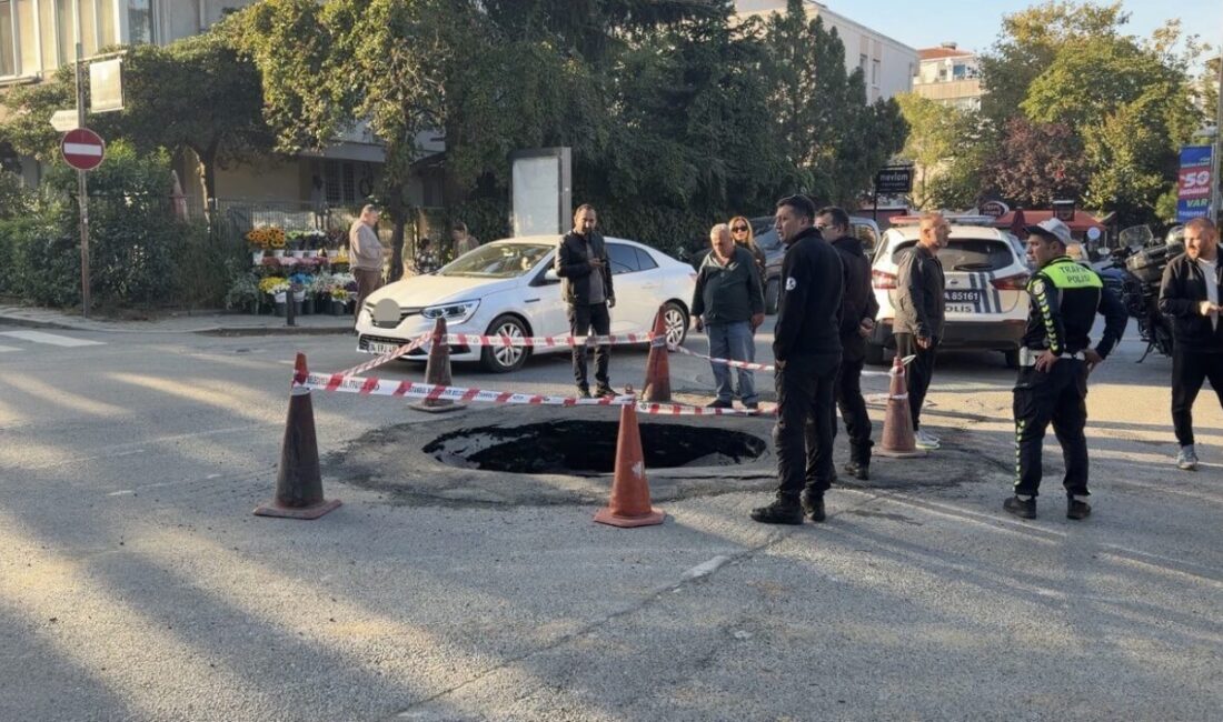 Beşiktaş ilçesinde, belirlenemeyen bir sebep yüzünden yol çöktü ve bölgede