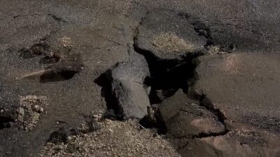 Besni ilçesinde meydana gelen şiddetli yağış nedeniyle yol çökmeleri yaşandı.