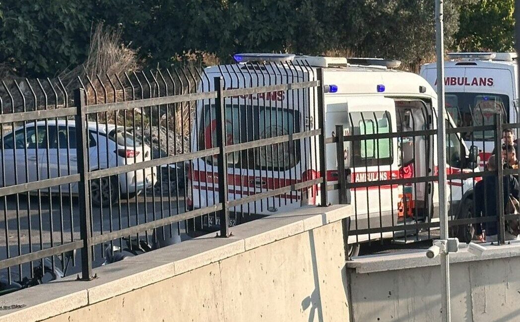 Beylikdüzü ilçesinde bir sürücü, okula giden 2 öğrenciye çarptıktan sonra
