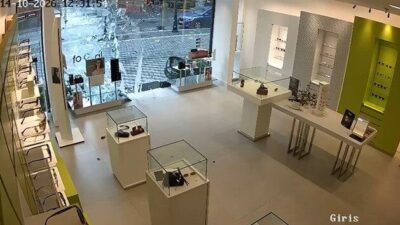 İstanbul’un Beylikdüzü ilçesinde şiddetli rüzgarın etkisiyle bir gözlükçünün cam kapısı