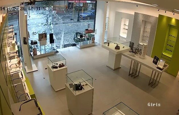 İstanbul’un Beylikdüzü ilçesinde şiddetli rüzgarın etkisiyle bir gözlükçünün cam kapısı