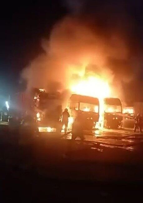 İstanbul Beylikdüzü’nde bulunan bir tır garajı, kimlikleri belirsiz üç kişi