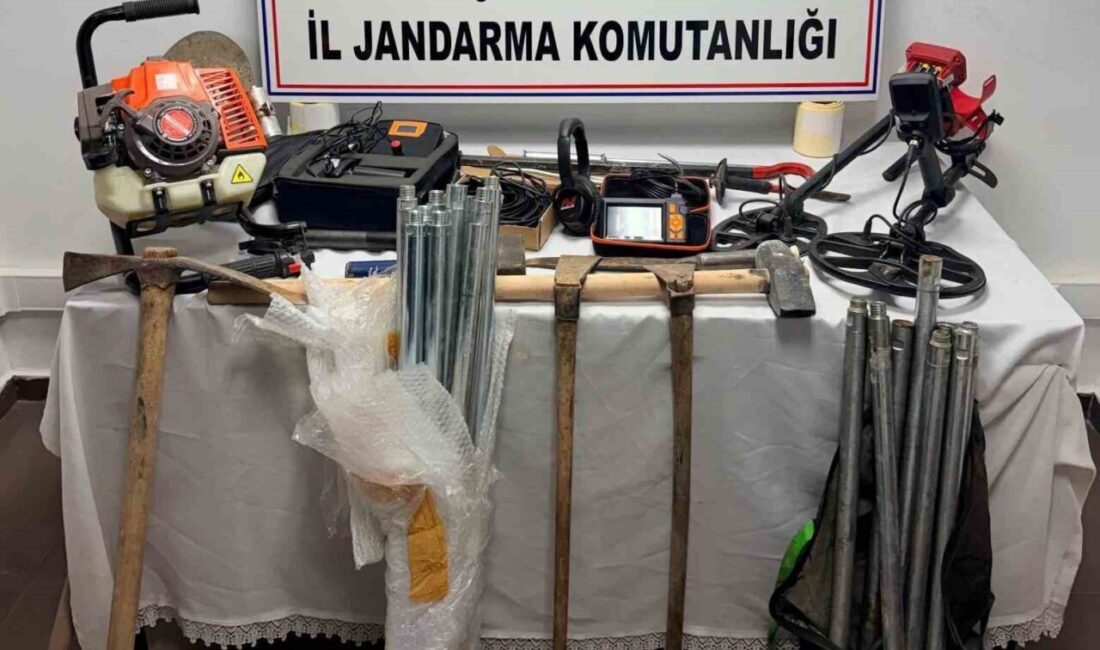 Eskişehir’in Beylikova ilçesinde jandarma tarafından kaçak kazı yaparken suçüstü yakalanan