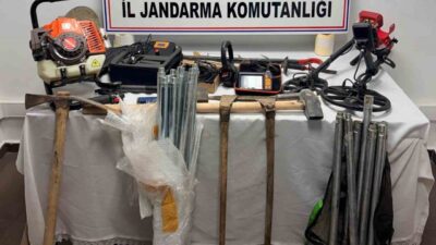 Eskişehir’in Beylikova ilçesinde jandarma tarafından kaçak kazı yaparken suçüstü yakalanan