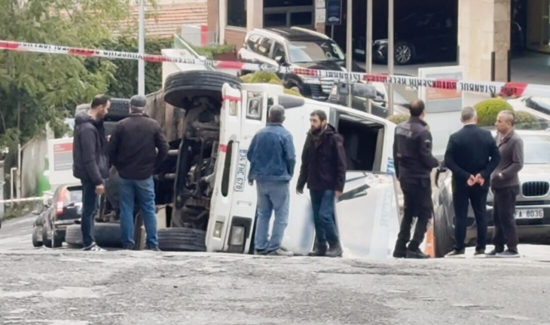 İstanbul Beyoğlu’nda, iddiaya göre sürücüsünün kontrolünden çıkan bir kamyonun devrilmesiyle