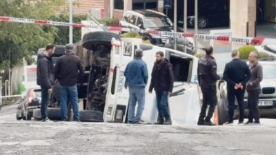 İstanbul Beyoğlu’nda, iddiaya göre sürücüsünün kontrolünden çıkan bir kamyonun devrilmesiyle