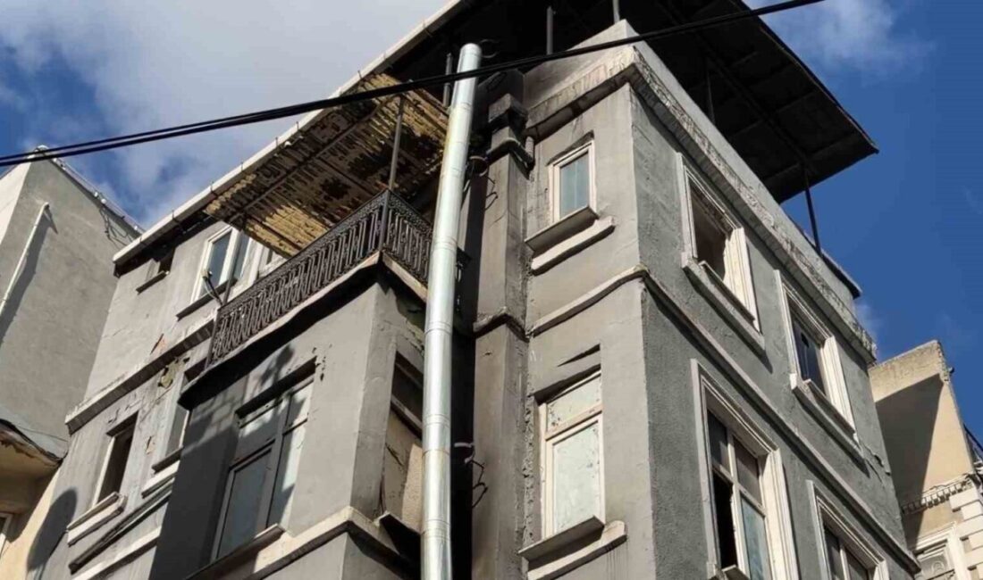 Beyoğlu’nda, Hüseyinağa Mahallesi’nde bulunan 3 katlı bir binanın ikinci katında