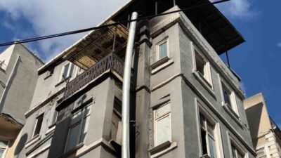 Beyoğlu’nda, Hüseyinağa Mahallesi’nde bulunan 3 katlı bir binanın ikinci katında