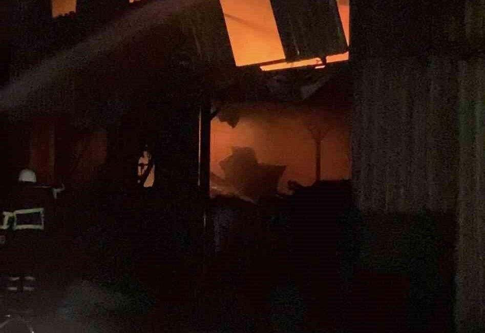 Biga ilçesindeki bir hurda dükkanında çıkan yangın, dün gece saat