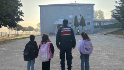 Bilecik’te 10 okulda jandarma tarafından güvenlik ve kontrol denetimi yapıldı.
