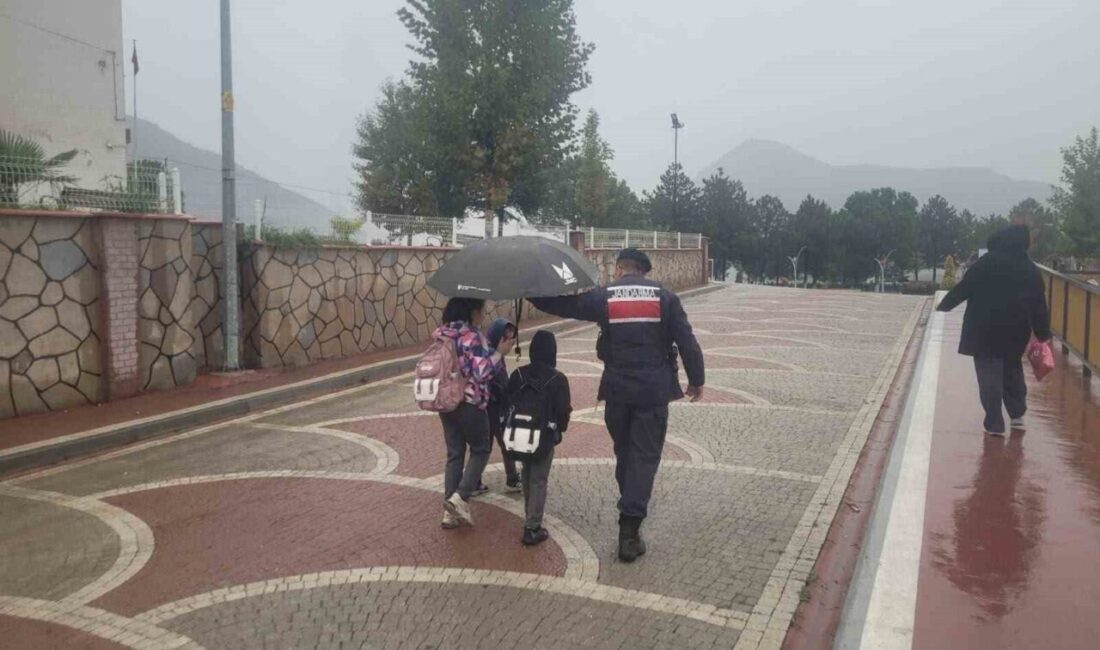 Bilecik’te, Jandarma ekipleri tarafından, öğrencilerin güvenliğini sağlamak ve okul çevrelerinde