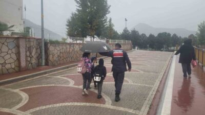 Bilecik’te, Jandarma ekipleri tarafından, öğrencilerin güvenliğini sağlamak ve okul çevrelerinde