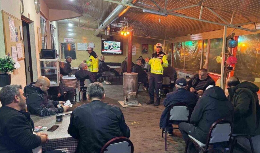 Bilecik’in Pazaryeri ilçesinde 25 traktör sürücüsüne trafik eğitimi verildi. Pazaryeri