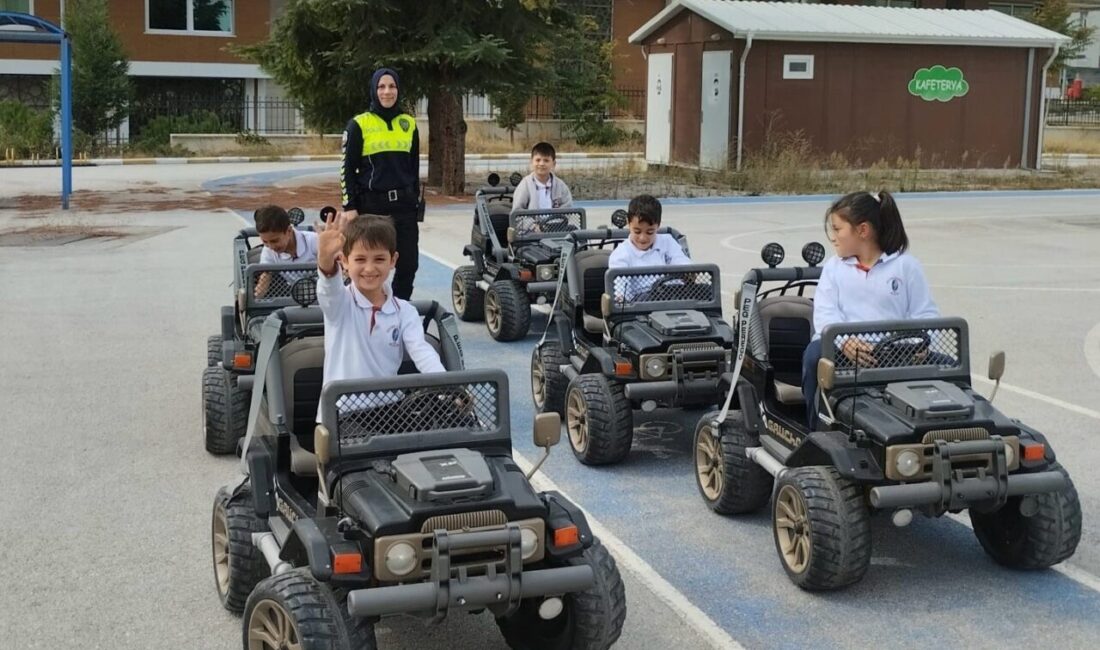 Bilecik ilinde, Atatürk İlkokulu öğrencilerinden oluşan 35 kişiye uygulamalı trafik