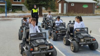 Bilecik ilinde, Atatürk İlkokulu öğrencilerinden oluşan 35 kişiye uygulamalı trafik