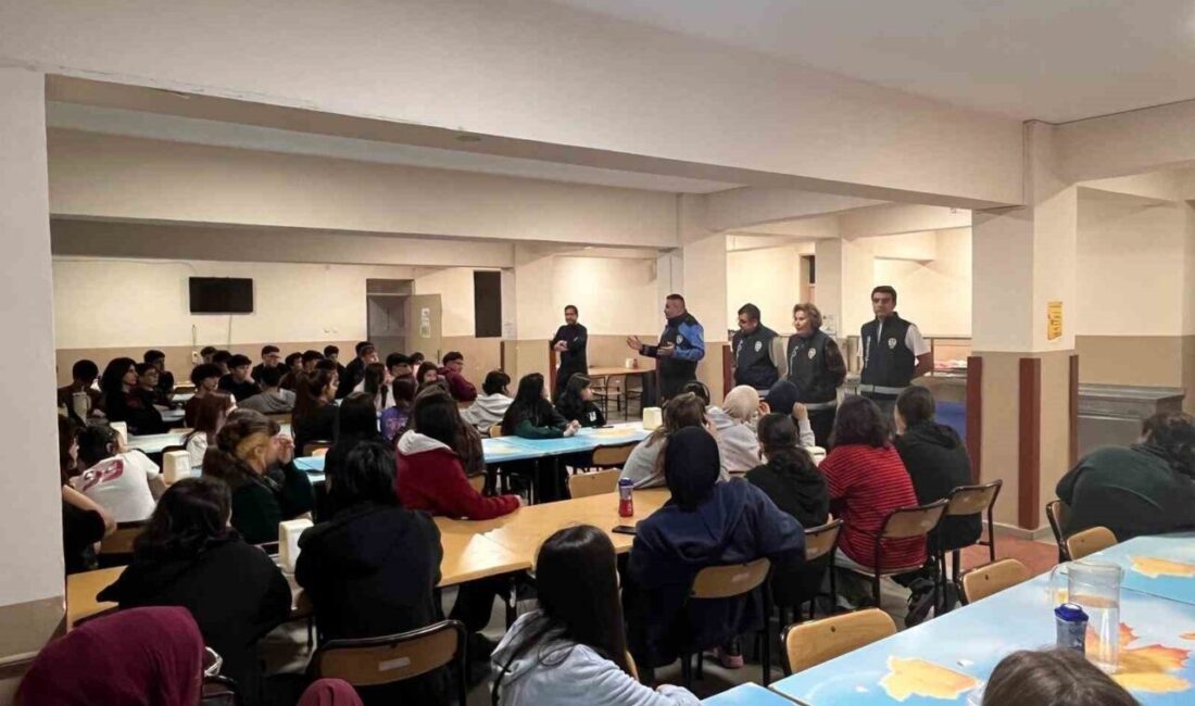 Bilecik’in Bozüyük ilçesinde 52 öğrenciye güvenli internet ve akran zorbalığı