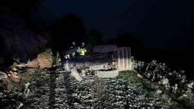 Bilecik’te orman yolunda devrilen traktörün altında kalan sürücü hayatını kaybetti.