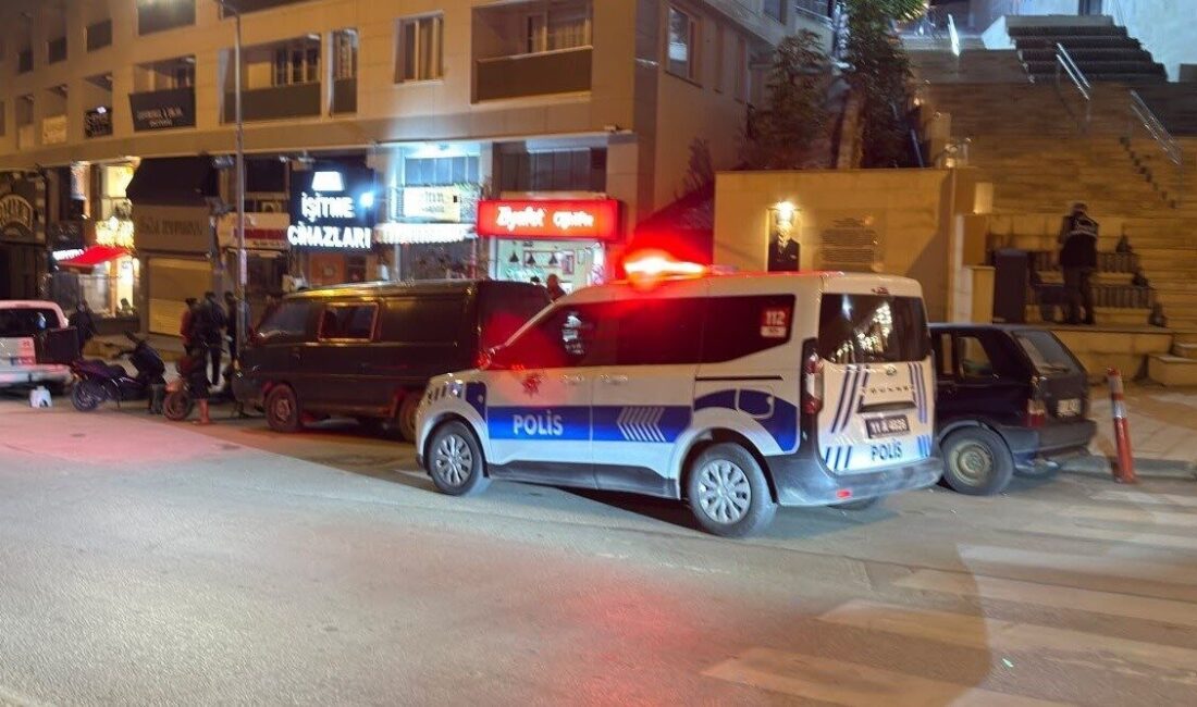 Bilecik’te bir olayda, bir kişi kız arkadaşına sarılan bir başka