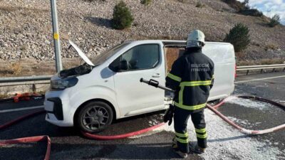 Bilecik’te seyir halindeki ticari bir araç yangın çıkardı. Olay, Bilecik-Sakarya