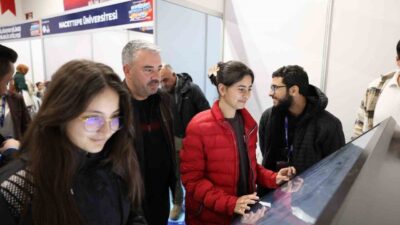 Pursaklar Belediyesi, 3. kez düzenlenen Bilim Şenliği’nde çocukları ve gençleri;