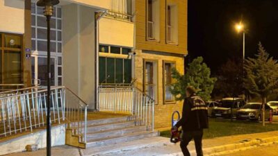 Melikgazi ilçesinde bir binanın önünde kuryeyle sipariş veren bir şahsın