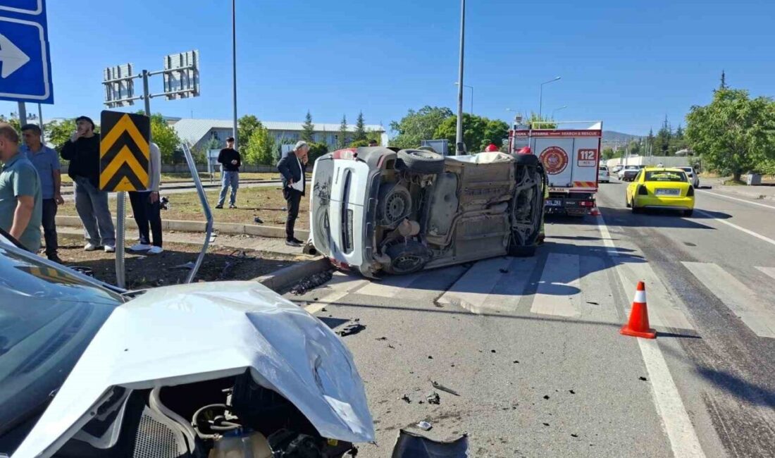 Bingöl’de bir trafik kazasında otomobil ile hafif ticari araç çarpıştı