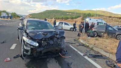 Bingöl ilinde meydana gelen bir trafik kazasında, iki otomobilin çarpışması