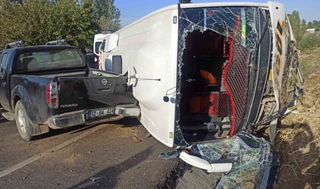 Bingöl’de bir pikap ile çarpışan midibüs devrildi, kazada 1’i ağır