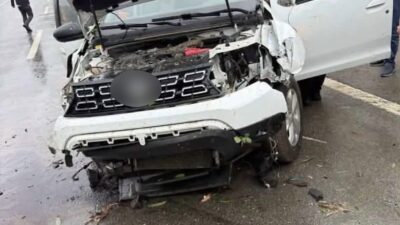 Bingöl’de, otomobilin sürücüsünün kontrolünü kaybetmesi sonucu tabela ve ağaca çarpması
