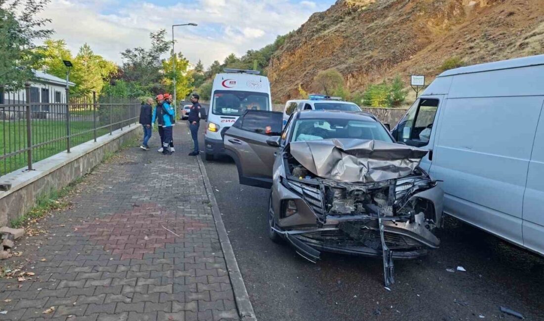 Bingöl’de bir otomobil ile minibüsün çarpışması sonucu meydana gelen trafik