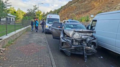 Bingöl’de bir otomobil ile minibüsün çarpışması sonucu meydana gelen trafik