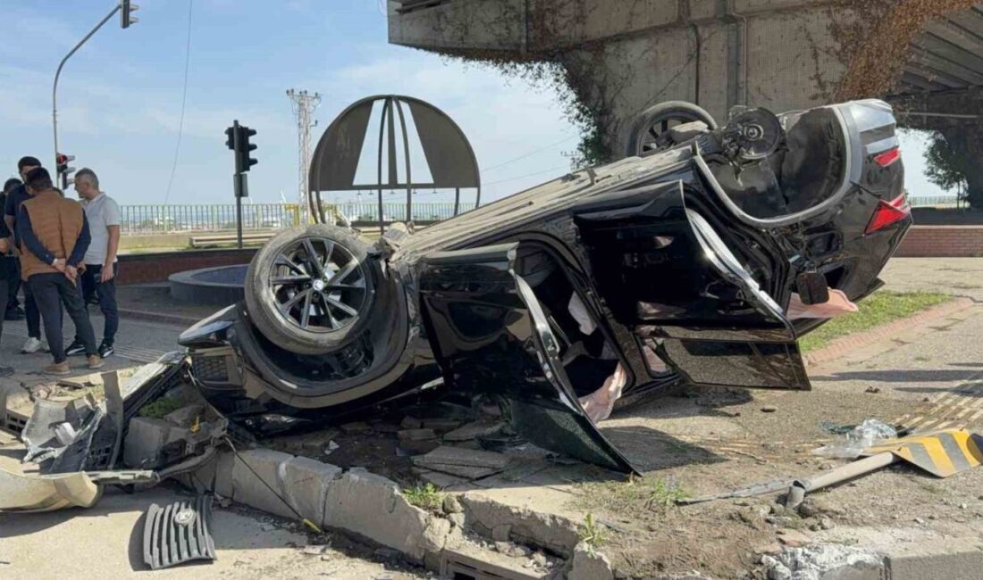 Samsun’un Canik ilçesinde meydana gelen trafik kazasında iki aracın çarpışması