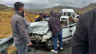 Bitlis’te iki otomobilin çarpışması sonucu 5 kişi yaralandı. Alınan bilgilere