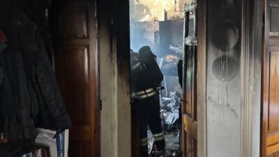 Muğla’nın Bodrum ilçesinde bir evde meydana gelen yangın, itfaiye ekiplerinin