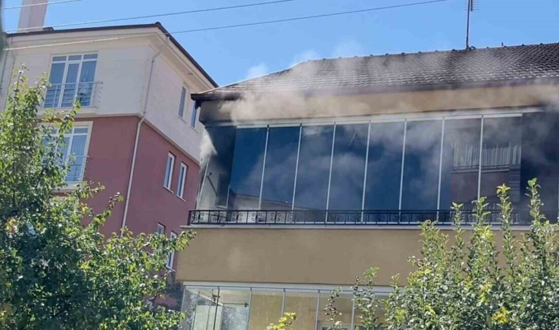 Bolu’da bulunan üç katlı bir binanın balkonunda çıkan elektrik kaynaklı