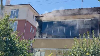 Bolu’da bulunan üç katlı bir binanın balkonunda çıkan elektrik kaynaklı