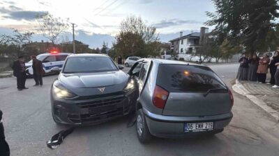 Bolu’da sokak arasında ciple otomobilin çarpışması sonucunda meydana gelen kazada