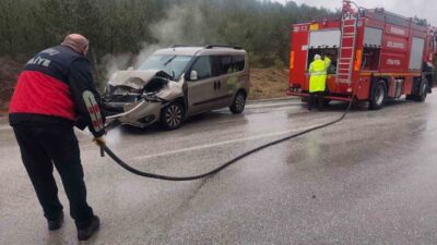 Mudurnu ilçesinde meydana gelen trafik kazasında hafif ticari araç ile