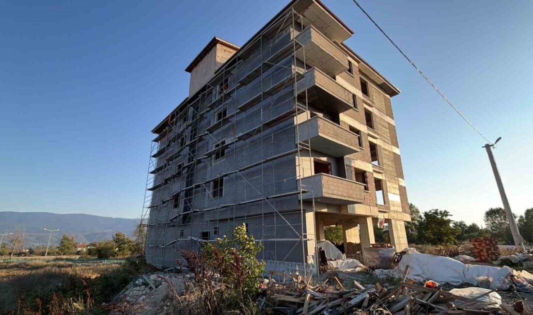 Bolu ilinde, Kasaplar Mahallesi Ahmet Baysal Bulvarı üzerindeki bir apartman