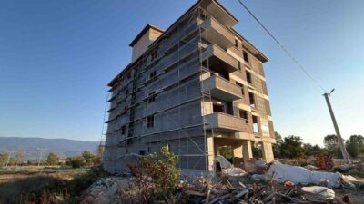 Bolu ilinde, Kasaplar Mahallesi Ahmet Baysal Bulvarı üzerindeki bir apartman