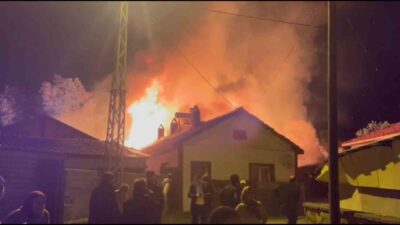 Bolu Yumrukaya köyünde yaşanan yangın, çevrede endişeye sebep oldu. Evin