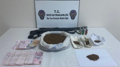 Niğde’nin Bor ilçesinde polis tarafından gerçekleştirilen uyuşturucu operasyonunda 1 kilo