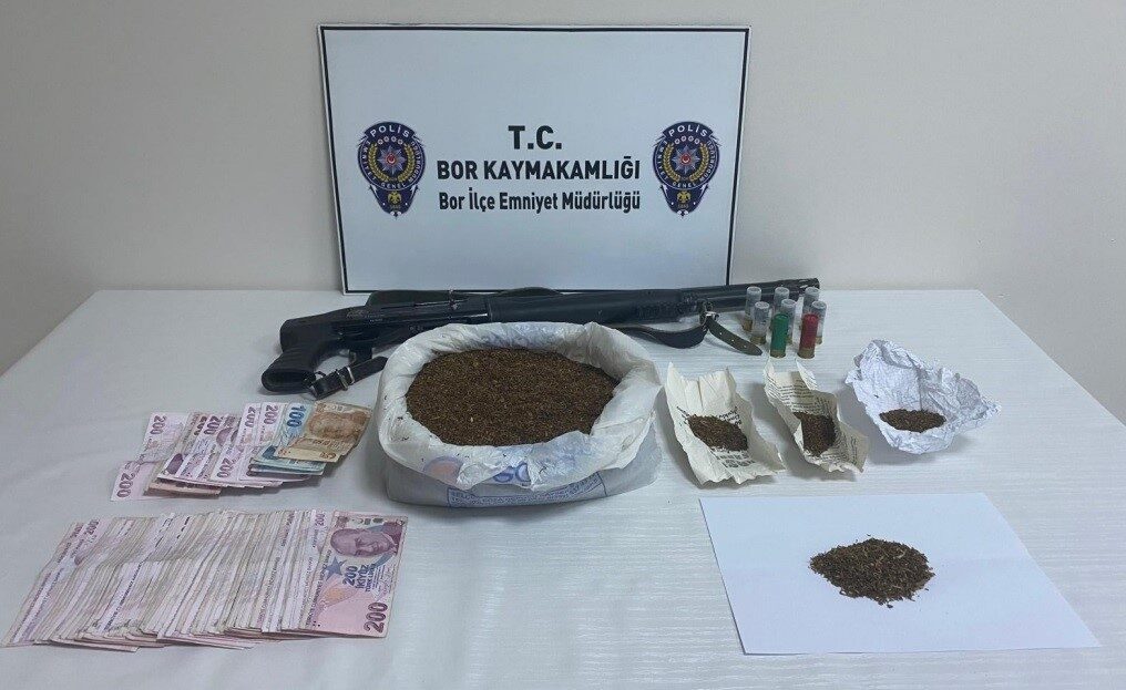 Niğde’nin Bor ilçesinde polis tarafından gerçekleştirilen uyuşturucu operasyonunda 1 kilo